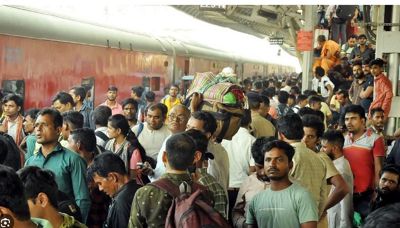 सुरत रेल्वेस्थानकावर चेंगराचेंगरी A stampede at Surat railway station