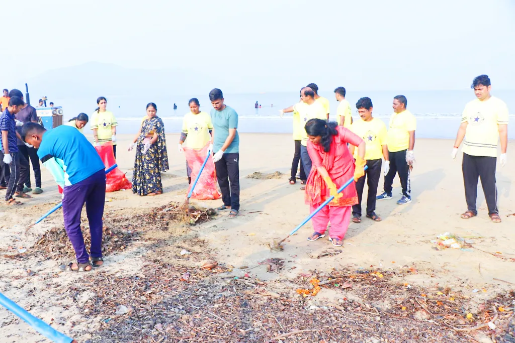 कारवार समुद्र किनाऱ्यावर स्वच्छता अभियान Karwar beach cleaning campaign