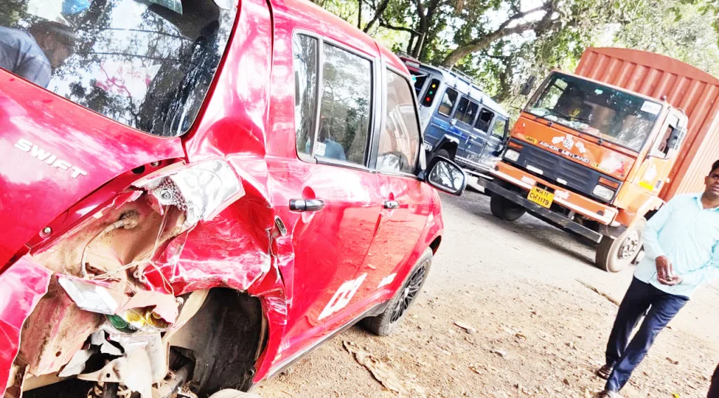 बेळगुंदी फाट्यानजीक दोन कारगाड्यांचा भीषण अपघात A terrible accident involving two cars near Belgundi junction