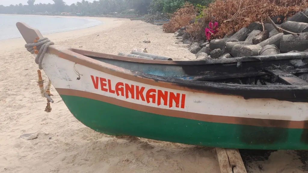 चिवला बीचवरील नौकेला अज्ञाताने लावली आग