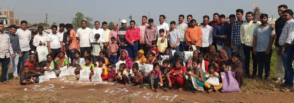 उमेद फौंडेशनने ५०० गरिबांसोबत साजरी केली “वंचितांच्या दारी दिवाळी”