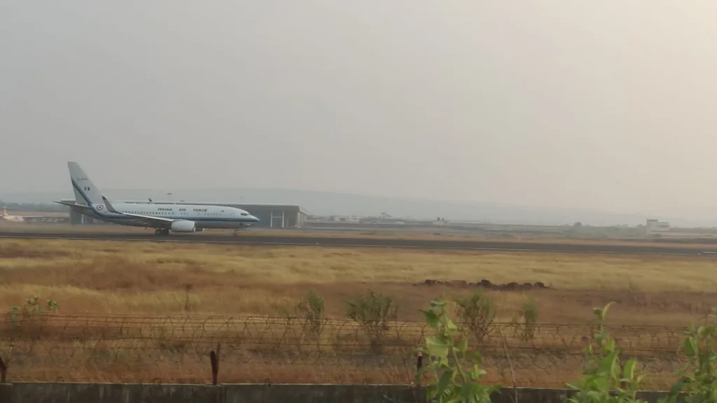 वायुसेनेच्या विमानाचे चिपी विमानतळावर लॅन्डिंग