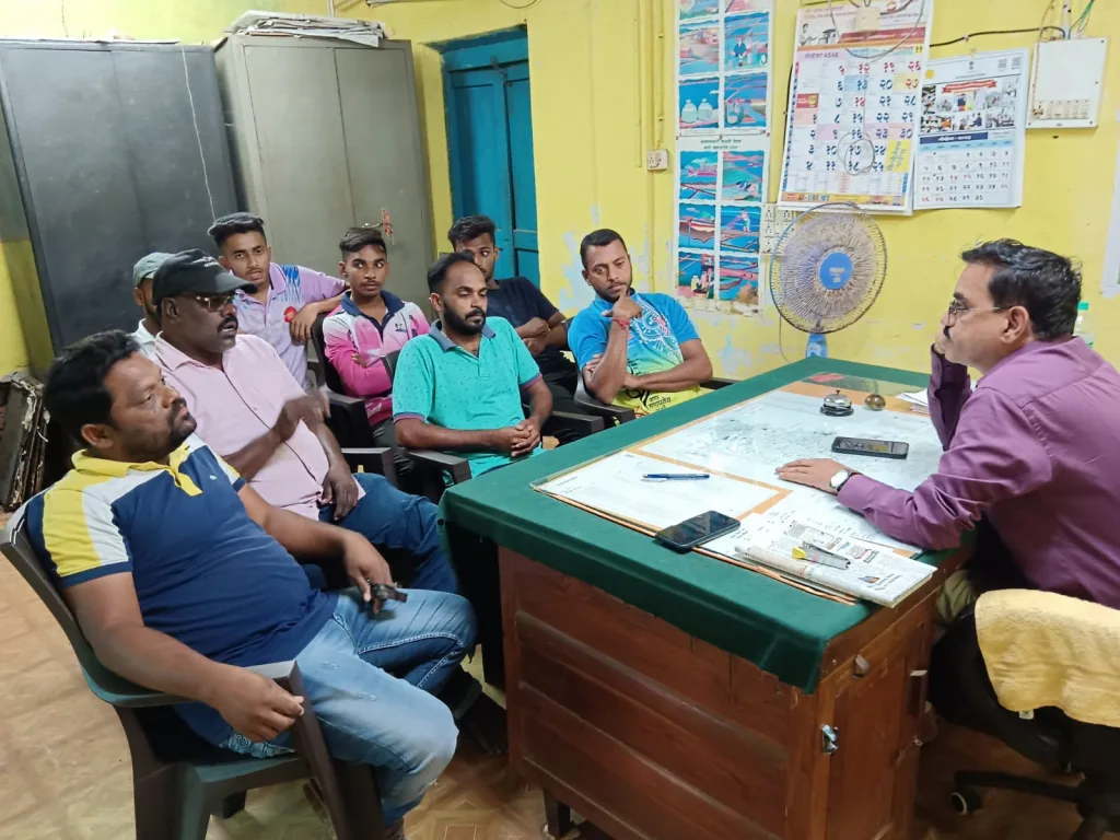 मत्स्य अधिकाऱ्यांना कार्यालयातून बाहेर पडू न देण्याचा इशारा