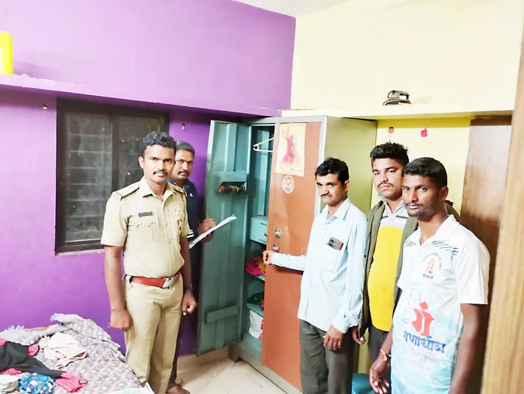कुद्रेमनीत भरदिवसा घरफोडी Broad day burglary in Kudremani