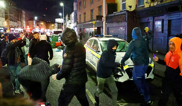 आयर्लंडमध्ये भडकली दंगल Riots broke out in Ireland