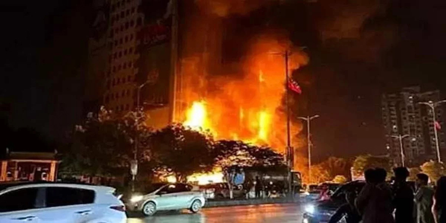 शॉपिंग मॉलला आग, कराचीत 11 ठार Shopping mall fire kills 11 in Karachi