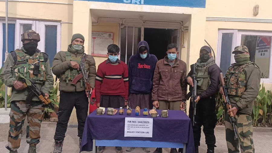 ‘तोयबा’चे तीन हस्तक बारामुल्लामध्ये जेरबंद; दारूगोळ्यासह मोठी रोकडही जप्त Three henchmen of 'Toiba' jailed in Baramulla