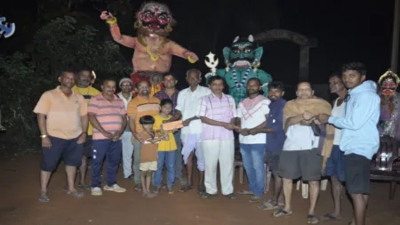 ओटवणे नरकासुर स्पर्धेत मेस्त्रीवाडी संघ प्रथम