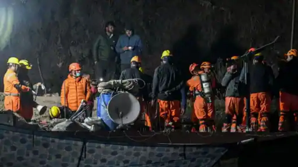 The NDRF team reached the trapped laborers in the tunnel