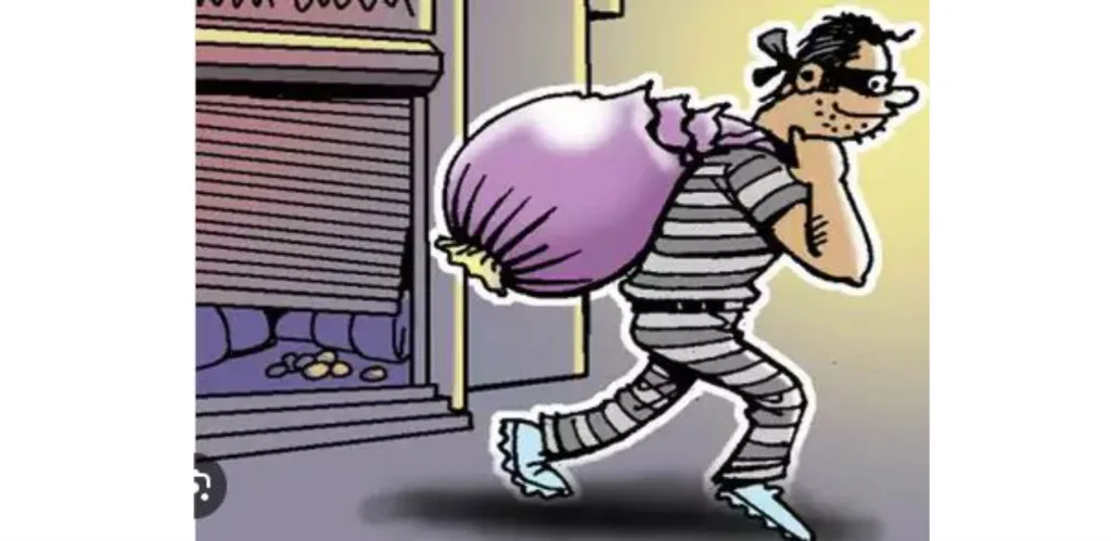 Theft of expensive sarees from textile shops in Khade Bazaar