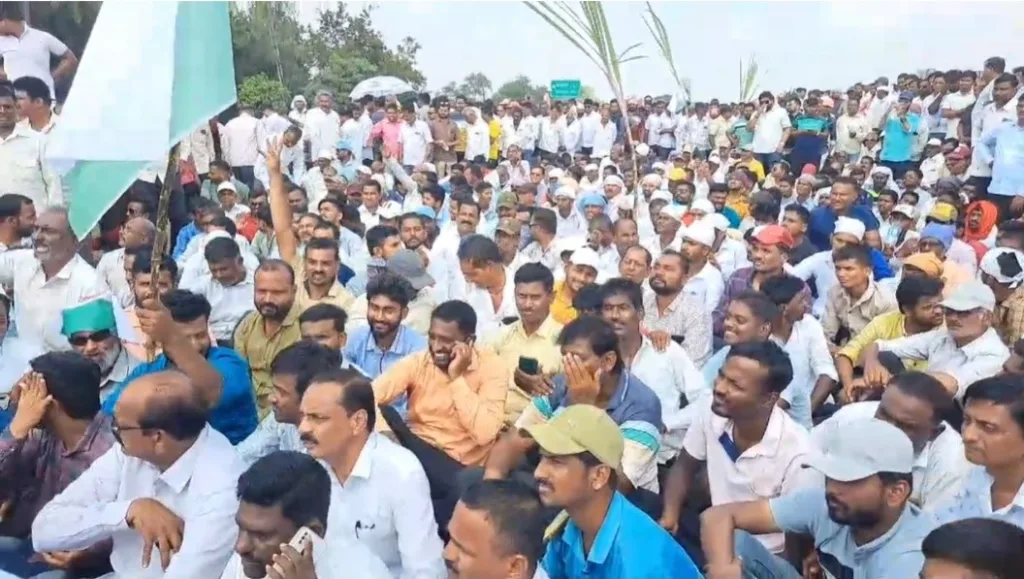 स्वाभिमानीने पुणे-बेंगलूरू राष्ट्रीय महामार्ग रोखला