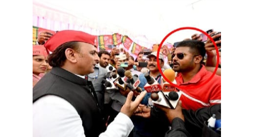 Akhilesh se enojó por la pregunta del periodista.