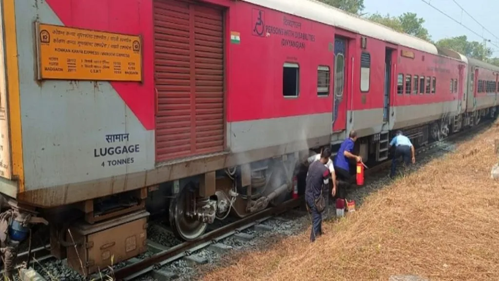 सावंतवाडीत मांडवी एक्सप्रेसच्या एका डब्याला आग
