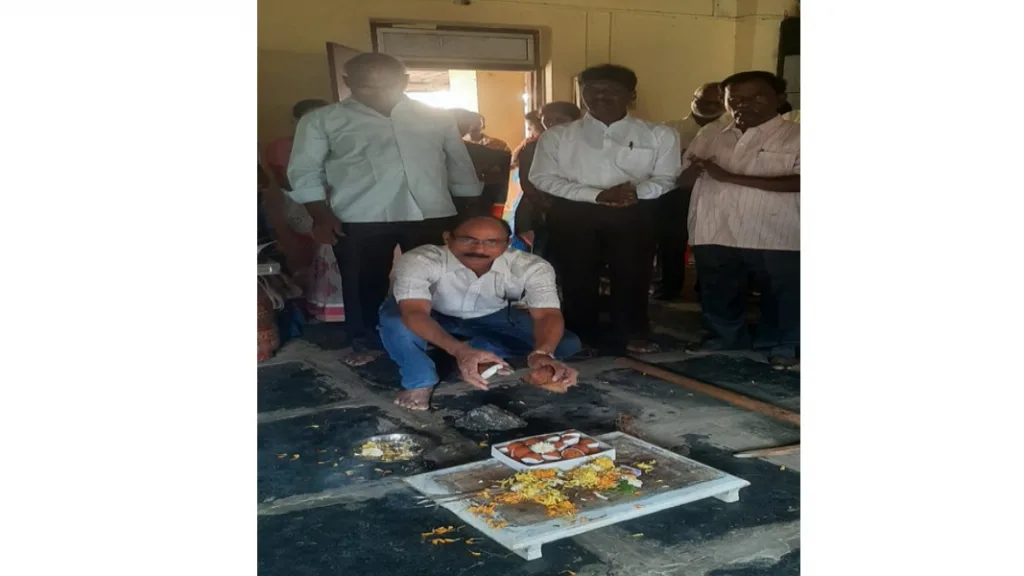 मळगाव इंग्लिश स्कूलमध्ये रंगमंचाचे भूमिपूजन