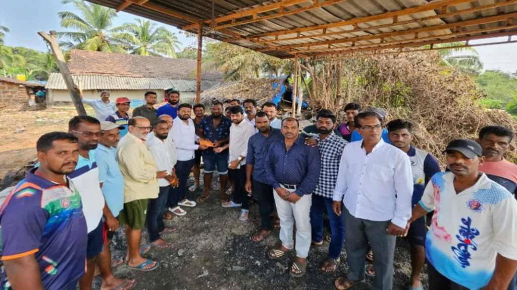 मच्छिमार प्रवीण परब यांना विशाल परबांची आर्थिक मदत