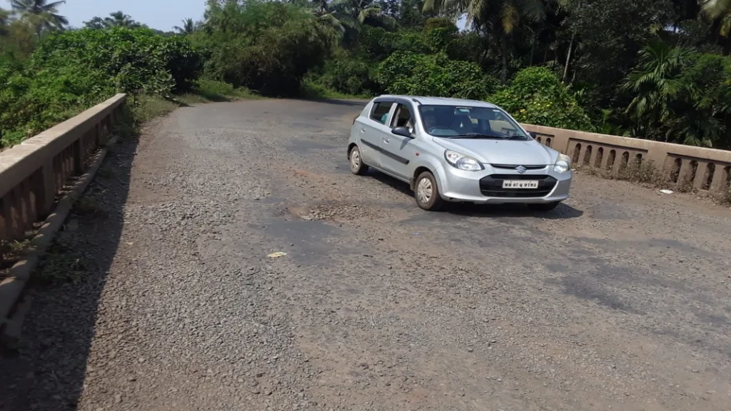 माडखोल राज्यमार्गाच्या पूर्न: डांबरीकरणास चार दिवसात सुरुवात