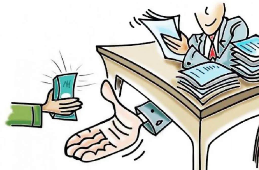 शासकीय अधिकाऱ्यांनी गाठला भ्रष्टाचाराचा कळस Government officials have reached the peak of corruption