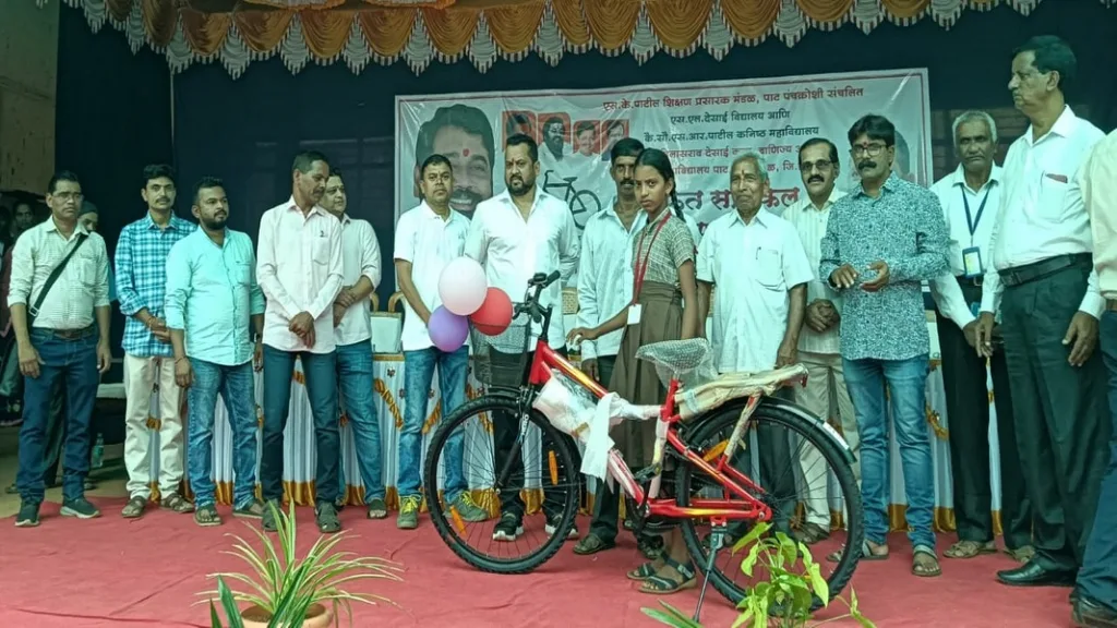 पाट हायस्कूल मधील १०० विद्यार्थ्यांना सायकल वाटप