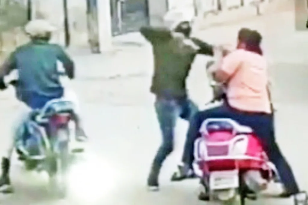 पोलीस असल्याचे भासवून चार तोळ्यांचे गंठण लांबविले Pretending to be a policeman, he extended the four tola bundle