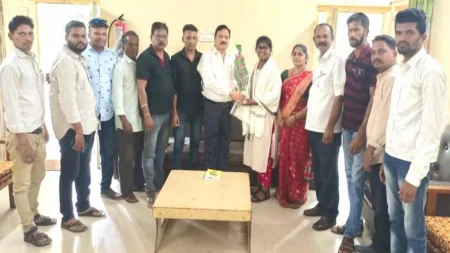 युवा कवयित्री अक्षता गावडे हिचा मनसेकडून सत्कार