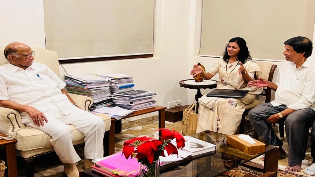 अर्चना घारे -परब यांनी घेतली शरद पवारांची भेट