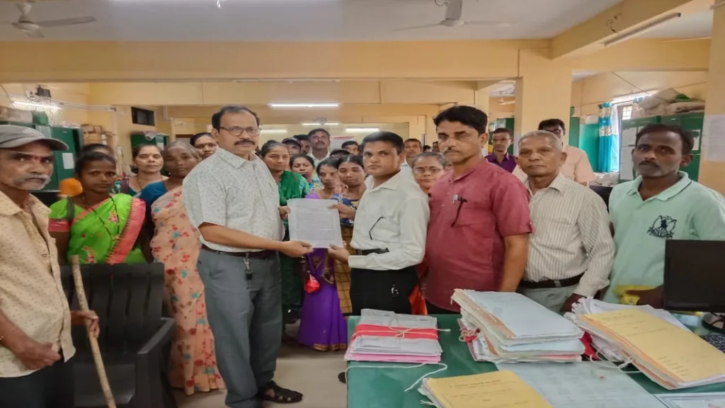 दिव्यांग बांधवांनी महसूल प्रशासनाला विचारला जाब