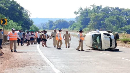 कार थेट पिकअप शेडमध्ये घुसली