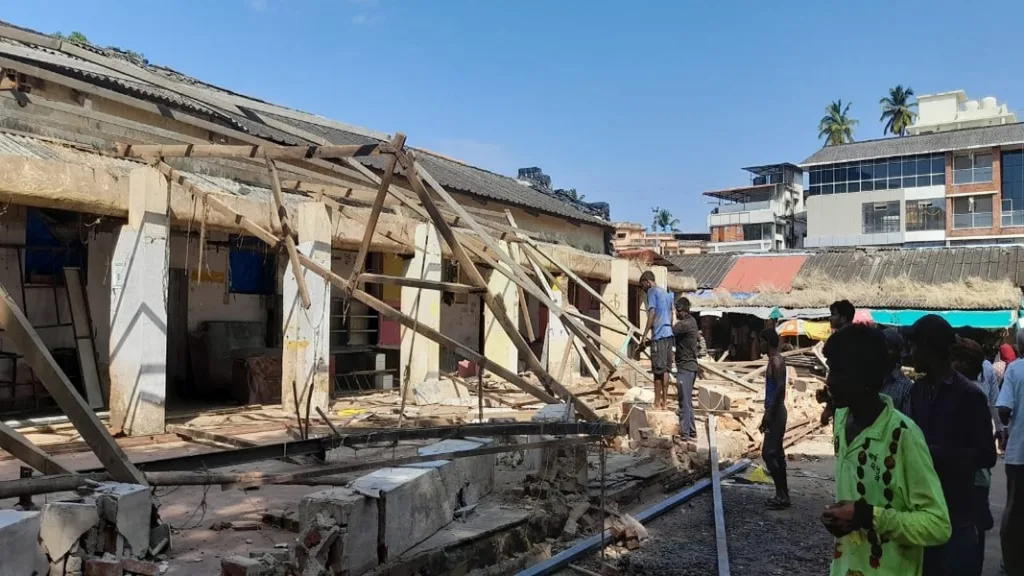 १०० वर्ष जुनी संत गाडगेबाबा मंडईची इमारत पाडण्यास सुरुवात