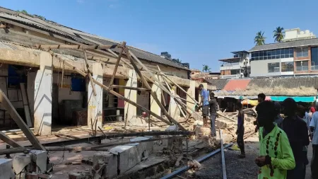 १०० वर्ष जुनी संत गाडगेबाबा मंडईची इमारत पाडण्यास सुरुवात