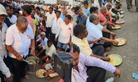 Raju Shetty sat on the road with the farmers to eat