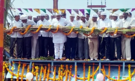 कामगारांच्या हस्ते माणगंगा कारखान्याचा गळीत हंगामाचा शुभारंभ