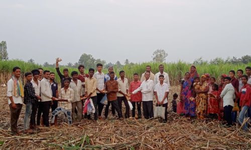 Distribution of snacks to sugarcane cutting laborers in Bachche Sawarde