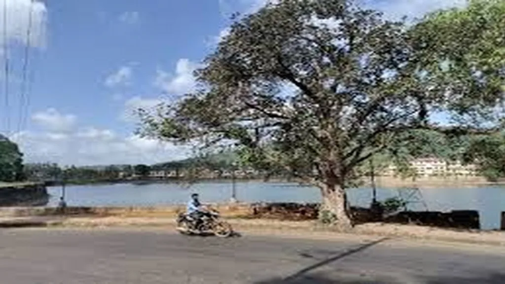 प्रियकर दुसऱ्या मुलीशी बोलतो या रागातून प्रेयसीचा मोती तलावात आत्महत्येचा प्रयत्न