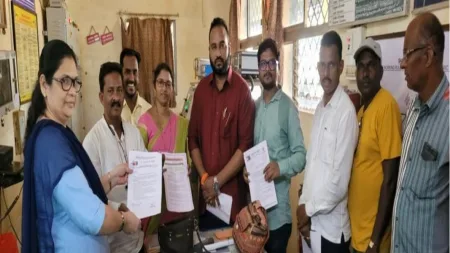 मळगाव स्थानकावर एक्स्प्रेसना थांबा द्या !