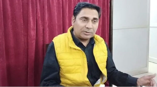 A necklace of slippers to the MLA of Bahrod