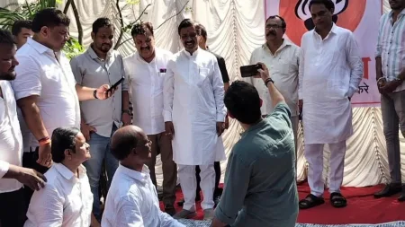 आदित्य ठाकरेंना आवरला नाही सेल्फीचा मोह