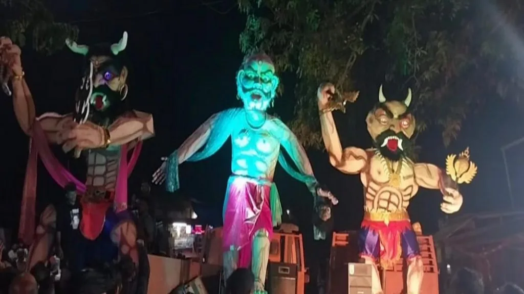 मळेवाड येथील नरकासूर स्पर्धेत मिक्स बॅाईज सावळवाडी प्रथम