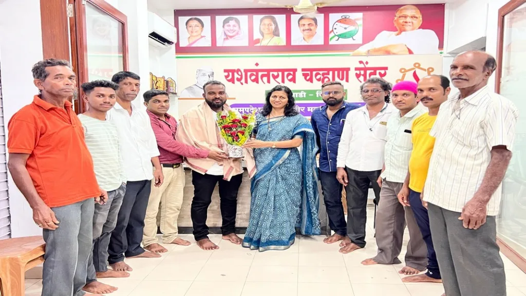 विशाल बागायतदार यांचा अर्चना घारे- परब यांच्याकडून सत्कार