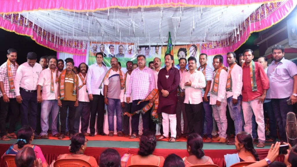 परुळेतील ठाकरे व शिंदे सेनेच्या कार्यकर्त्यांचा भाजपात प्रवेश