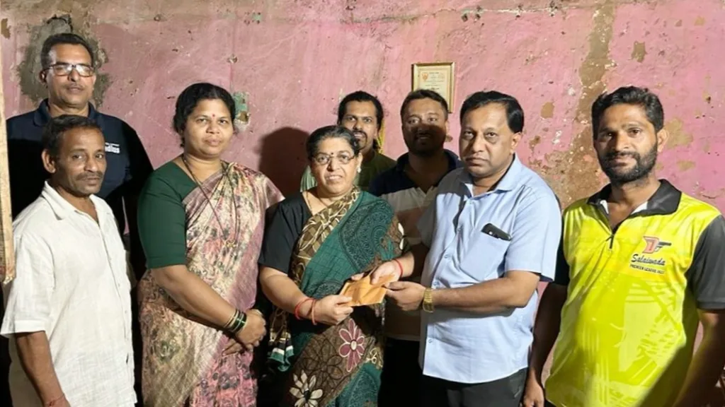 परीट समाजातर्फे उषा होडावडेकर यांना आर्थिक मदत