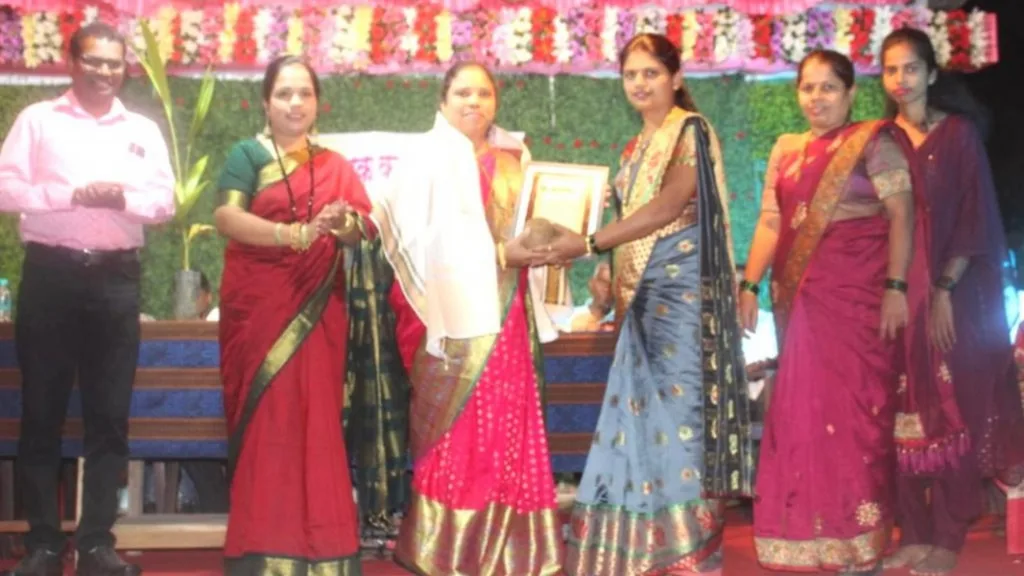 आदर्श शिक्षिका प्रा. सुषमा मांजरेकर यांचा सन्मान