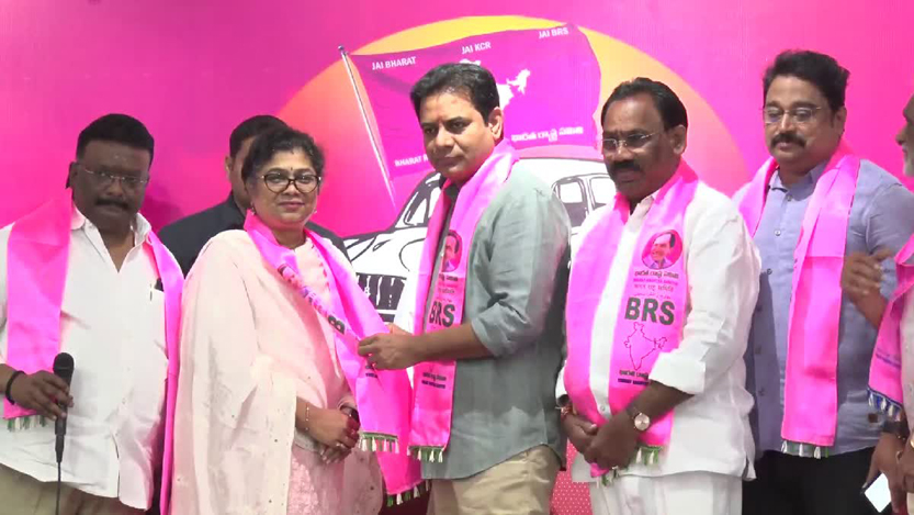 Ram Ram, Palavai Sravanti join BRS to Congress