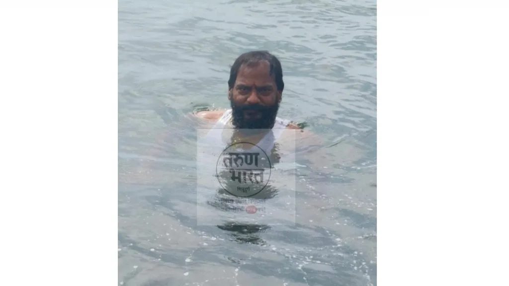 समुद्रात उपोषणाचा निर्णय ठाम करत दामोदर तोडणकर यांचे उपोषण सुरू