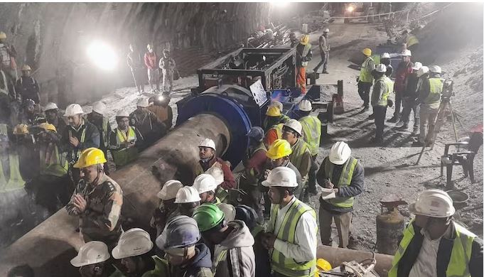 मजुरांच्या सुटकेसाठी शर्थीचे प्रयत्न Sharthi's efforts to free the laborers