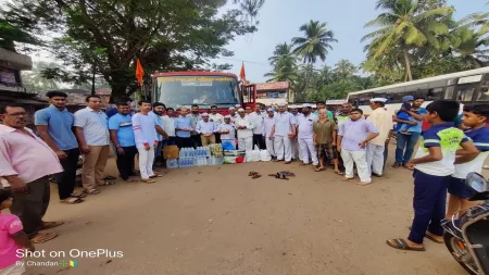 पंढरपूरला जाणाऱ्या वारकऱ्यांना युवक काँग्रेसकडून पाणी,फळे, बिस्कीटचे वाटप