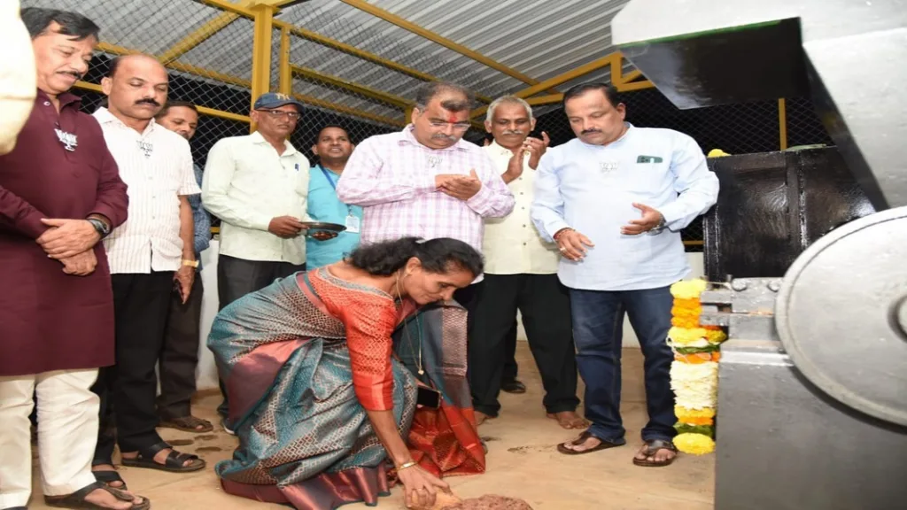 परुळे येथील प्लास्टिक व्यवस्थापन युनिट प्रकल्पाचे उद्घाटन