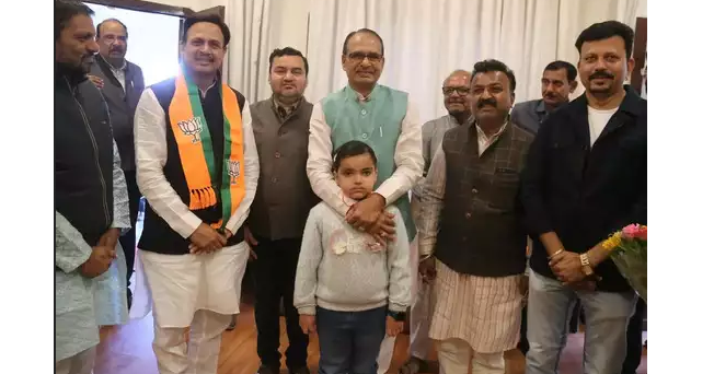 काँग्रेसच्या दिग्गज नेत्याच्या पुत्राचा भाजपप्रवेश Veteran Congress leader's son joins BJP