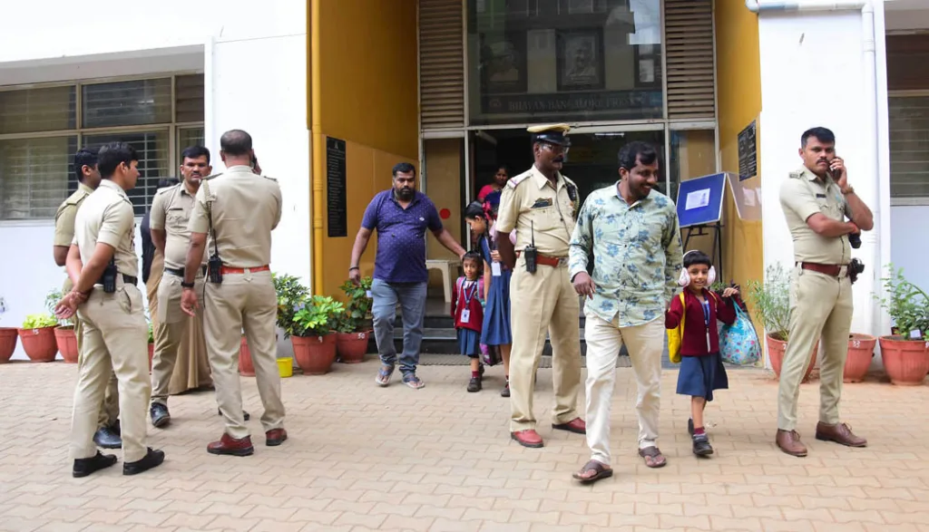बेंगळुरातील 44 शाळांना बॉम्बची धमकी Bomb threat to 44 schools in Bangalore