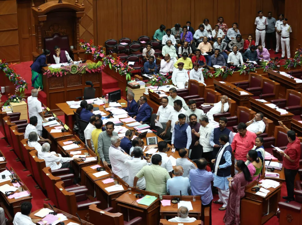 सातव्या वेतन आयोगावरून गदारोळ Uproar over the 7th Pay Commission