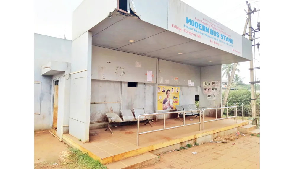 समाजकंटकांकडून कंग्राळी बद्रुकमधील बसथांब्याची दुर्दशा Plight of bus stand in Kangrali Badruk by social activists